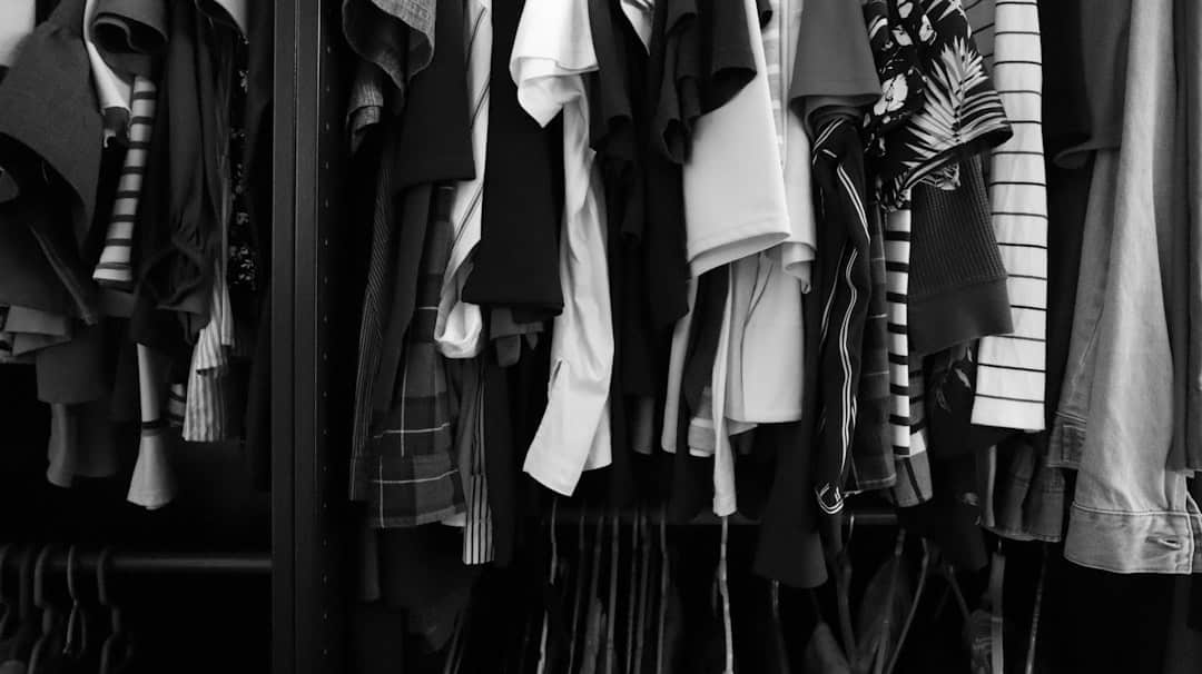 découvrez l'art du dressing minimaliste avec une capsule wardrobe. simplifiez votre quotidien en choisissant des pièces polyvalentes et intemporelles qui s'accordent parfaitement entre elles. apprenez à construire votre garde-robe idéale pour un style chic, sans effort.