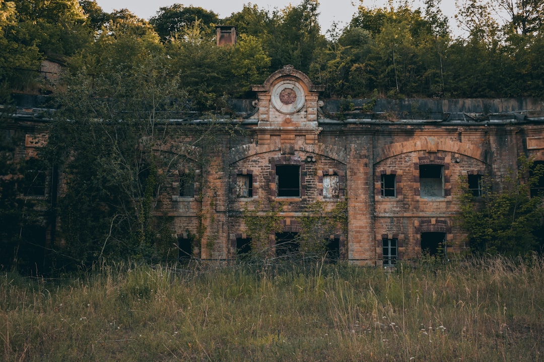 découvrez le monde fascinant de l'exploration urbaine, où l'aventure et la curiosité vous mènent à travers des lieux abandonnés et cachés. explorez des bâtiments mystérieux, des tunnels oubliés et des espaces industriels, tout en apprenant sur l'histoire de ces sites étonnants.