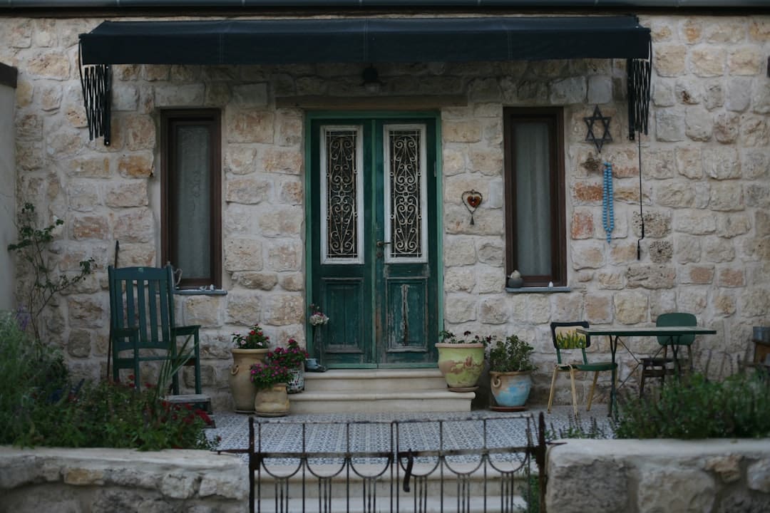 découvrez l'élégance intemporelle des maisons en pierre, alliant charme authentique et confort moderne. explorez les caractéristiques uniques de ces habitations robustes qui traversent les âges et apportent une touche de caractère à votre style de vie.