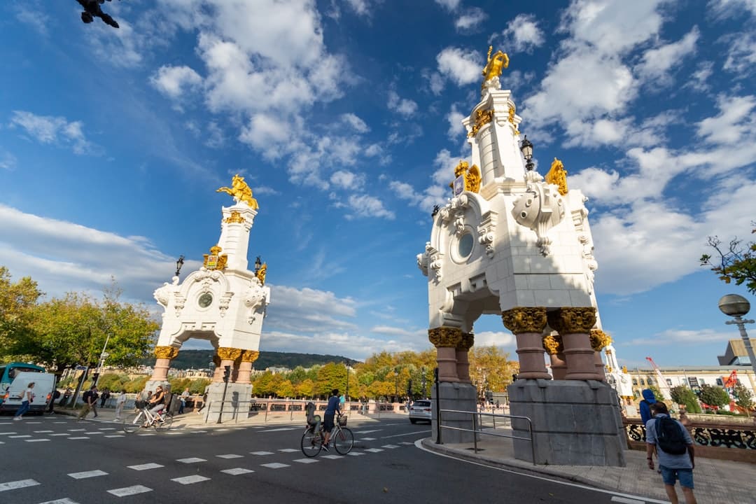 découvrez les monuments incontournables à visiter lors de votre voyage. de l'architecture historique aux sites emblématiques, explorez notre sélection des trésors culturels qui font écho à l'histoire et à la beauté des lieux.